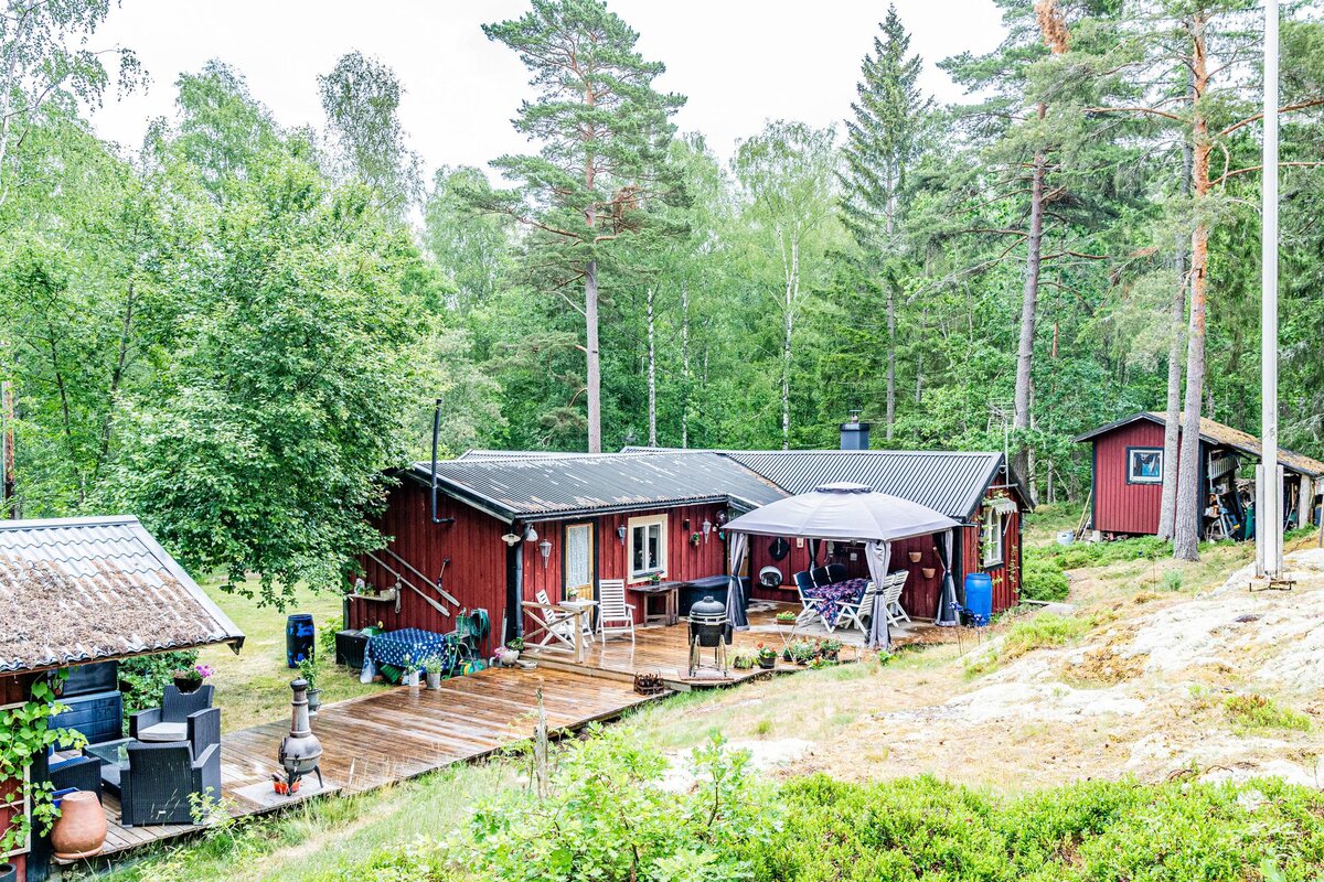 Вид на домик с другого ракурса. Обратите внимание, что здесь нет забора, хотя на территории немало ценных вещей (один гриль чего только стоит)