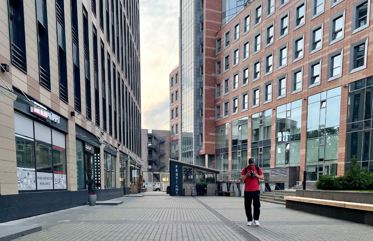 Стоит телефон на скамейке.