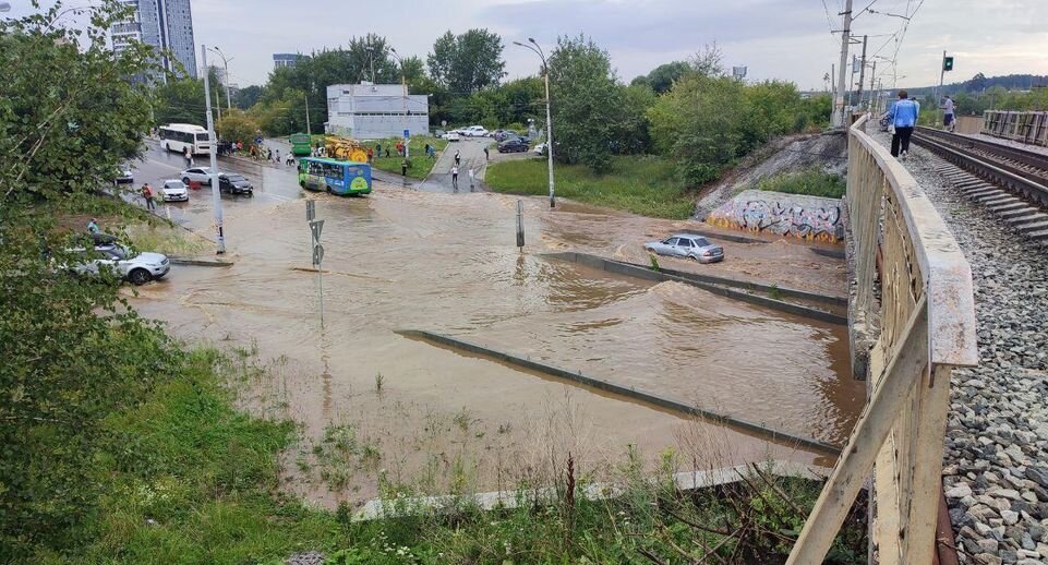 Утонул автобус барнаул. Потоп. Потоп в Екатеринбурге. Покажи какое было наводнение в 2018 году в городе Бийске.