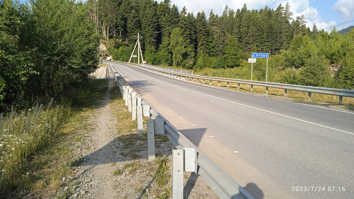 Та же тропа, после поворота на Таулу и р. Архыз там