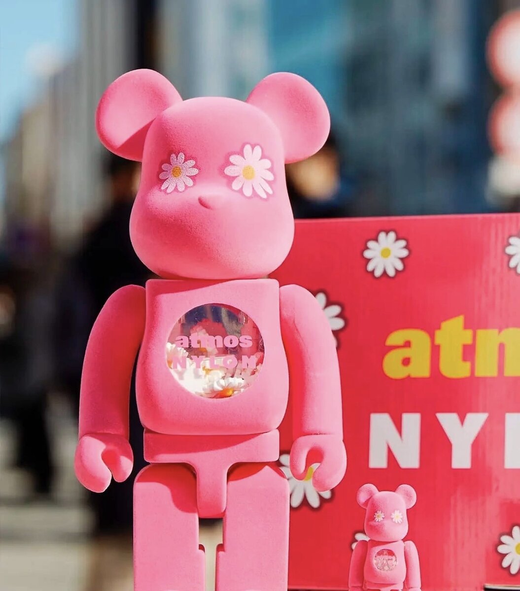 Разным наполнением выделяются BE@RBRICK, придуманные в сотрудничестве с токийским магазином atmos — внутри игрушек помещены звёздочки, цветы, которые можно увидеть через прозрачное окно в корпусе. 