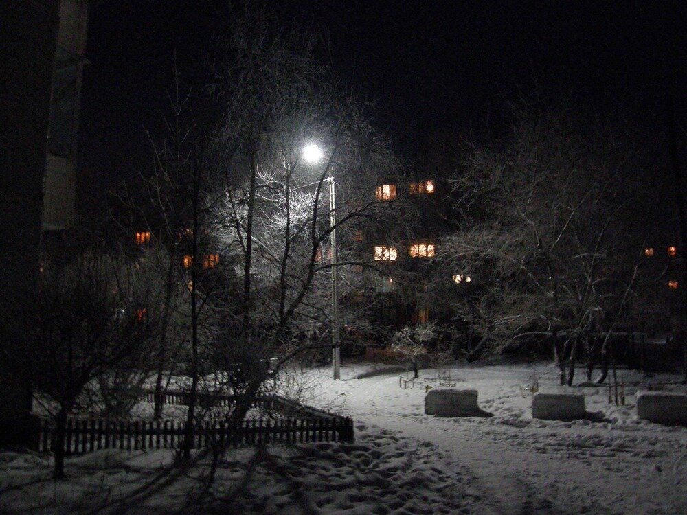 Вечером 12 ночью 10. Зимний двор ночью. Двор ночью зимой. Двор города ночью зимой. Зимний вечер во дворе.