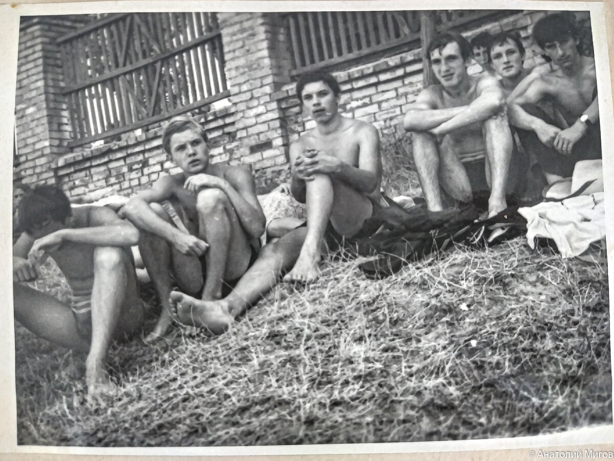 Фото 1969 г. Ребята с нашего двора - мои армавирские друзья детства на берегу Первого водохранилища. Меня среди них нет, потому что это я фотографировал. Я уже тогда увлекался фотографией и в 15 лет у меня была серьёзная камера "Зенит-М".