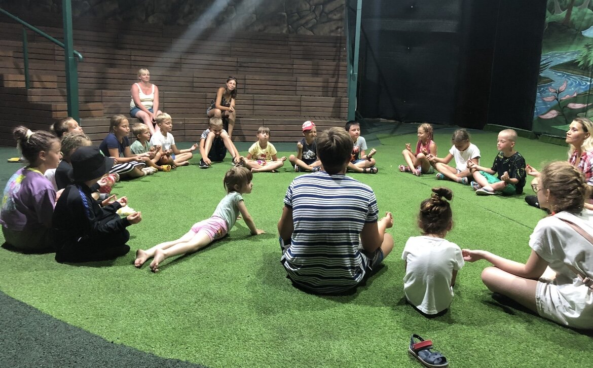 Тест: найди моего Старшего ребенка, который идет против системы))) подсказка: Все сидят в позе лотоса, кроме одной) 