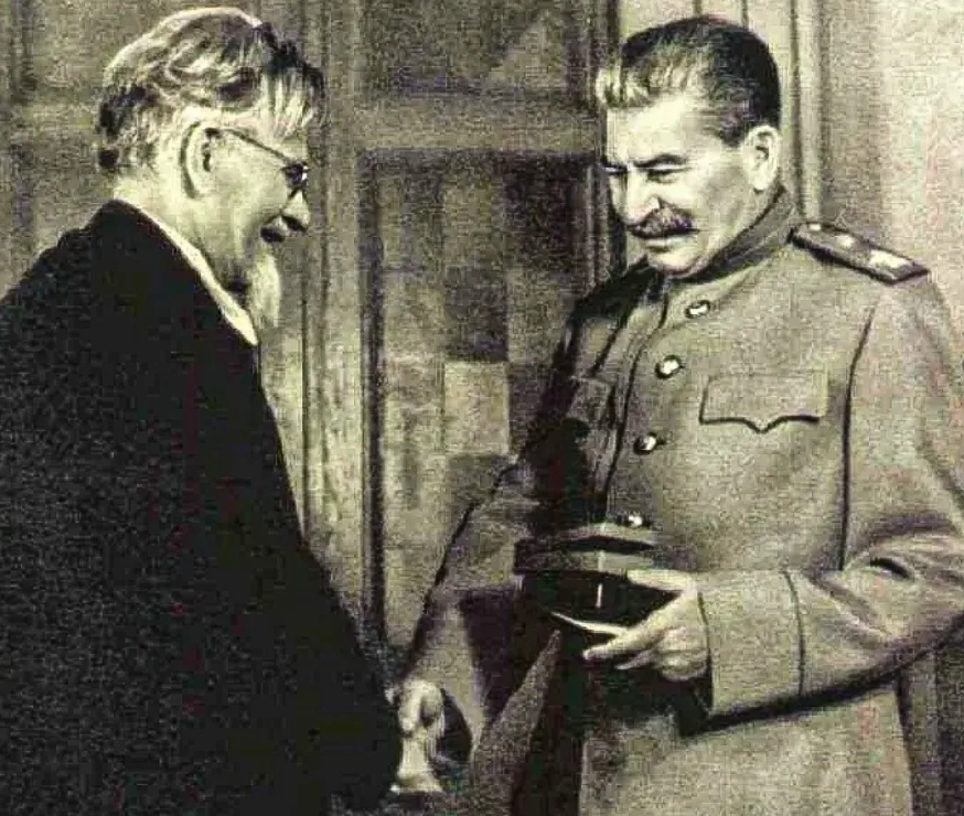 Руководитель ссср в период войны. Калинин и Сталин. Калинин вручает награду Сталину.