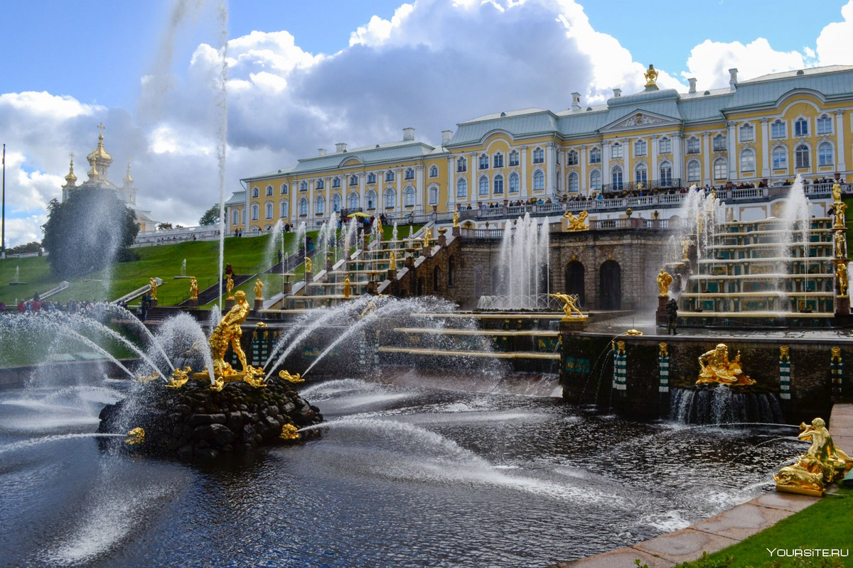 Когда лучше посетить петербург. Петергоф фонтаны большой Петергофский дворец. Петергоф Каскад фонтанов. Петродворец большой дворец Каскад. Петергоф главный Каскад.