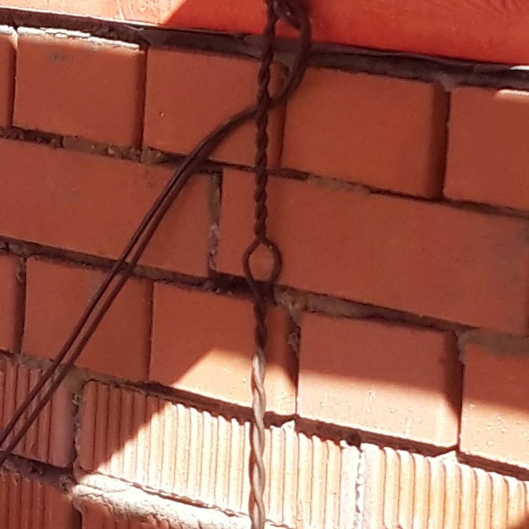 Плотник протянул бригадиру его долю и в тот же миг рухнул от удара в ...