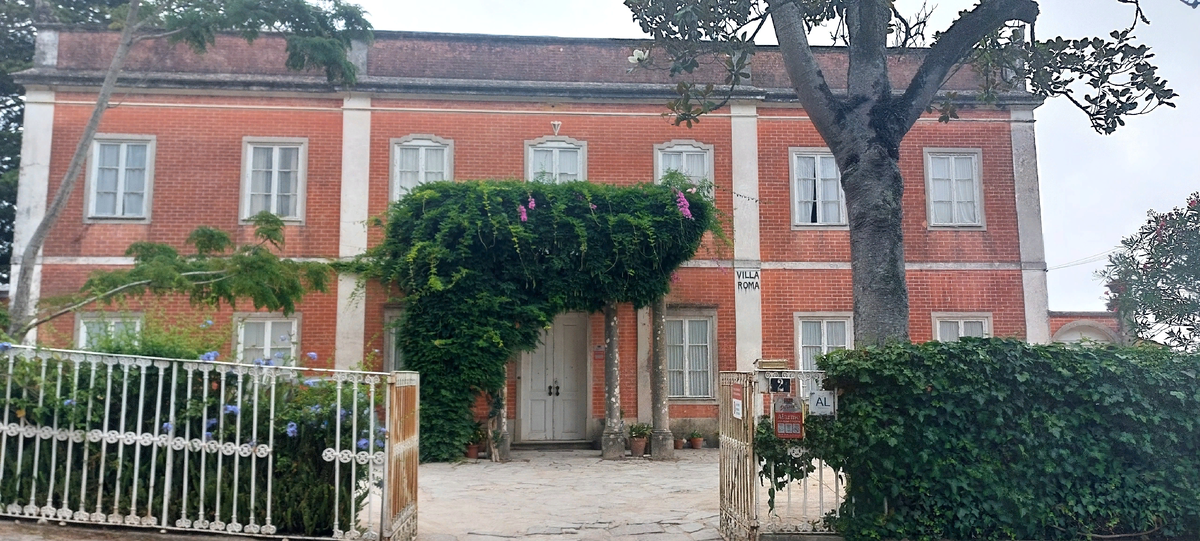 Приехали смотреть дворец, а по пути к нему встретили виллу имени меня)