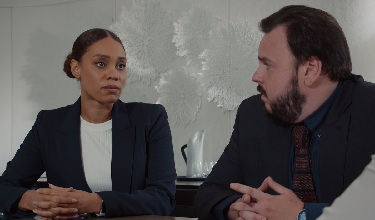 Детектив Мег Дрисколл и старший детектив Макс Драммонд. Кадр из сериала «Северный берег», 2023. Источник: imdb.com