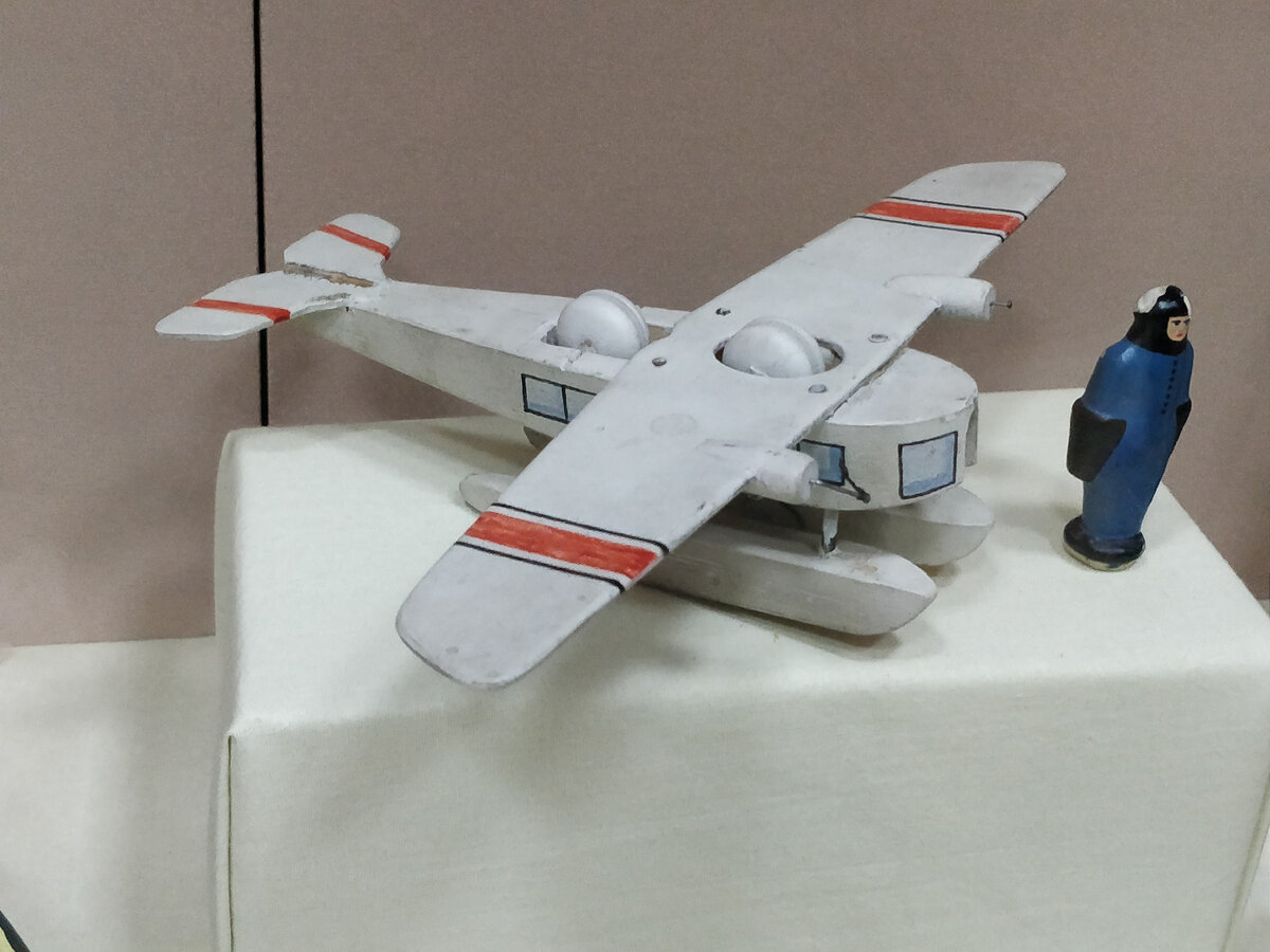 Фото автора. Игрушка самолет (дерево, роспись). Голицин В.М., 1930 - е г.г., Загорск, ВНЭИИ