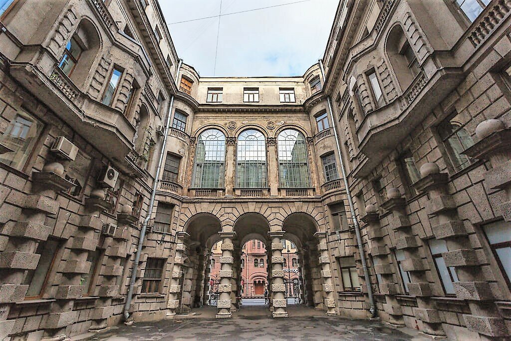 Дом эмира Бухарского. Построен в 1914 году. Скульптор Степан Кричинский.