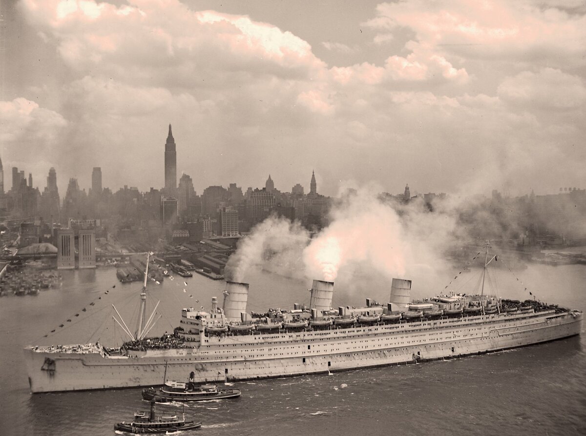                                   RMS Queen Mary с катушкой размагничивания , 1945 г.