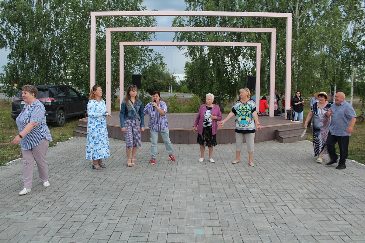 Местом проведения торжества стал парк Молодоженов – одно из любимых мест отдыха сельчан.