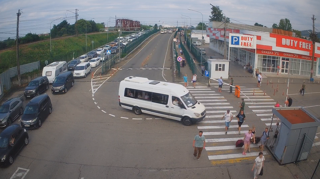 Длинная очередь в одну сторону... Скриншот с веб-камеры на российско-абхазской границе