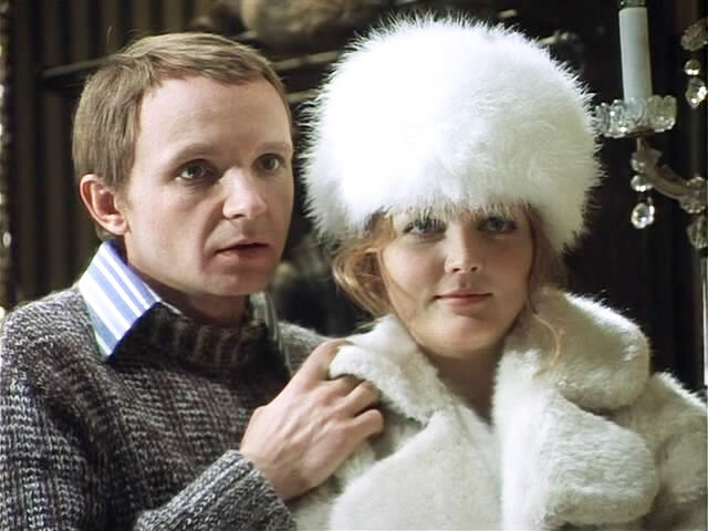 Рязанов. Вроде бы в кадре тоже много светлых оттенков. Но гнетущего впечатления это не отменяет.