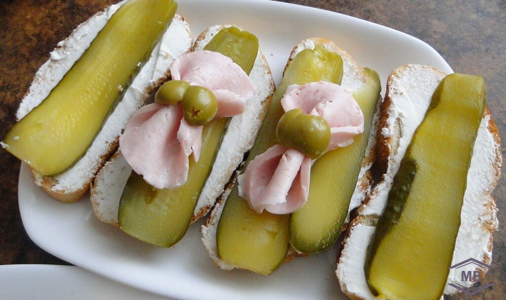 Лучше для бутерброда использовать слайсы из балыка, они более пластичные