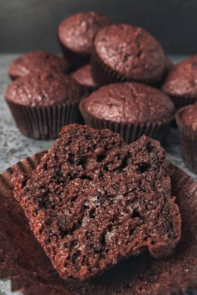 Вот простой и вкусный рецепт шоколадного маффина:Ингредиенты:- 1 стакан муки- 1/2 стакана сахара- 1/4 стакана какао-порошка- 1 чайная ложка разрыхлителя- 1/4 чайной ложки соли- 1/2 стакана молока- 1/4 стакана растительного масла- 1 яйцо- 1 чайная ложка ванильного экстракта- 1/2 стакана шоколадных капелек или нарезанного шоколадаИнструкции:1. Предварительно разогрейте духовку до 180 градусов Цельсия и подготовьте форму для выпечки, смазав ее маслом или используя бумажные формочки для маффинов.2. В большой миске смешайте муку, сахар, какао-порошок, разрыхлитель и соль.3. В другой миске смешайте молоко, растительное масло, яйцо и ванильный экстракт.4. Постепенно добавляйте смесь сухих ингредиентов в смесь с мокрыми ингредиентами, аккуратно перемешивая до получения однородного теста.5. Добавьте шоколадные капли или нарезанный шоколад в тесто и нежно перемешайте.6. Распределите тесто равномерно по формам для маффинов, заполняя их примерно на 2/3.7. Выпекайте маффины в предварительно разогретой духовке в течение 18-20 минут или до тех пор, пока вставленный в центр маффина зубочистка не выйдет чистой.8. После выпечки остудите маффины перед подачей.Приятного аппетита!