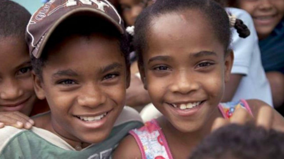 Карла (слева) уже начинает превращаться в мальчика. Фото: DeTodo808/YouTube