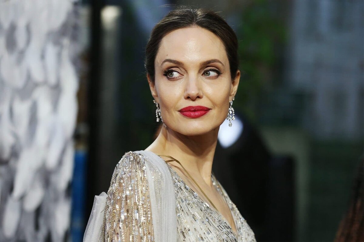 Анджелина Джоли трахается и берет в рот - fake порно (Студийное видео)