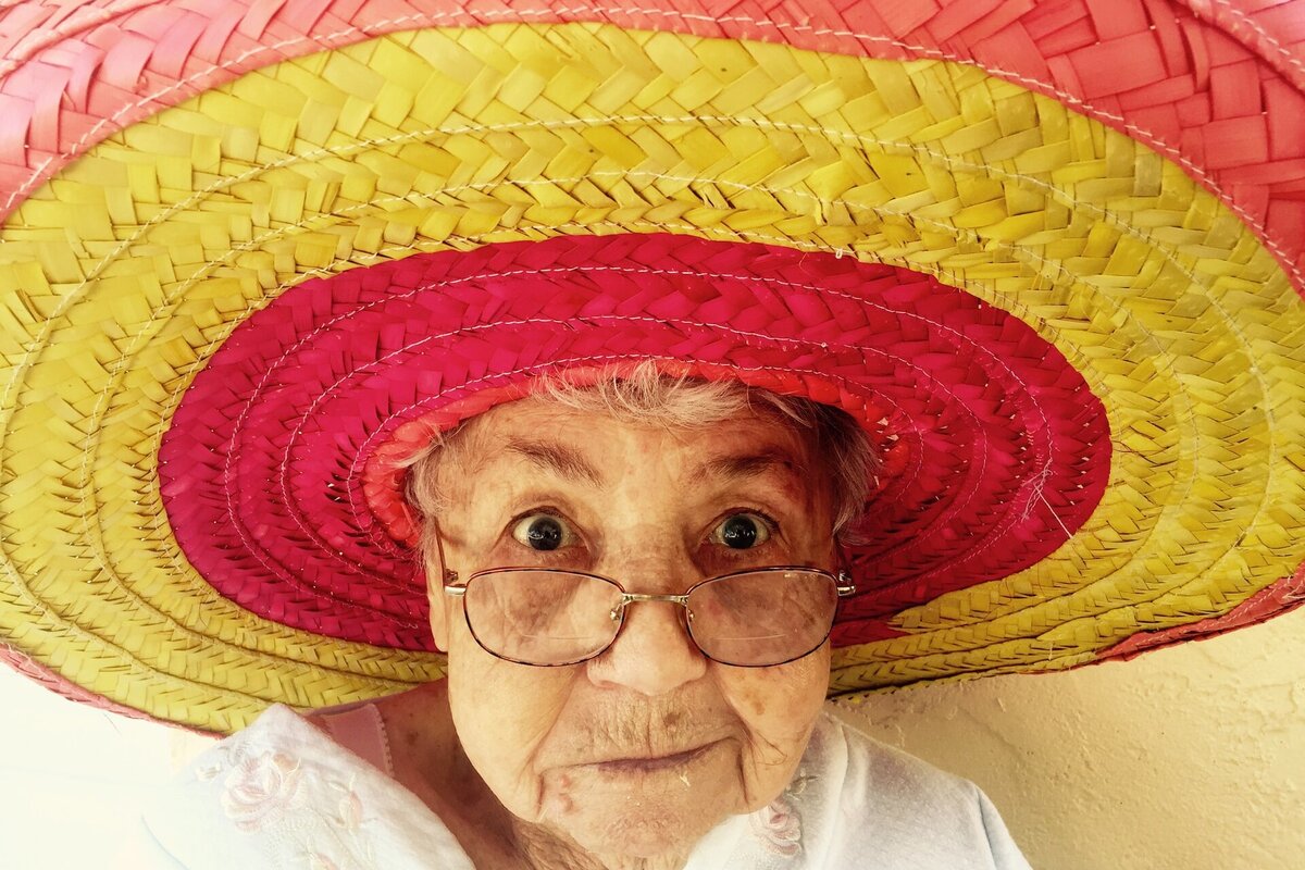     Почему пожилые люди "кряхтят", когда садятся или встают с места: простое объяснение!