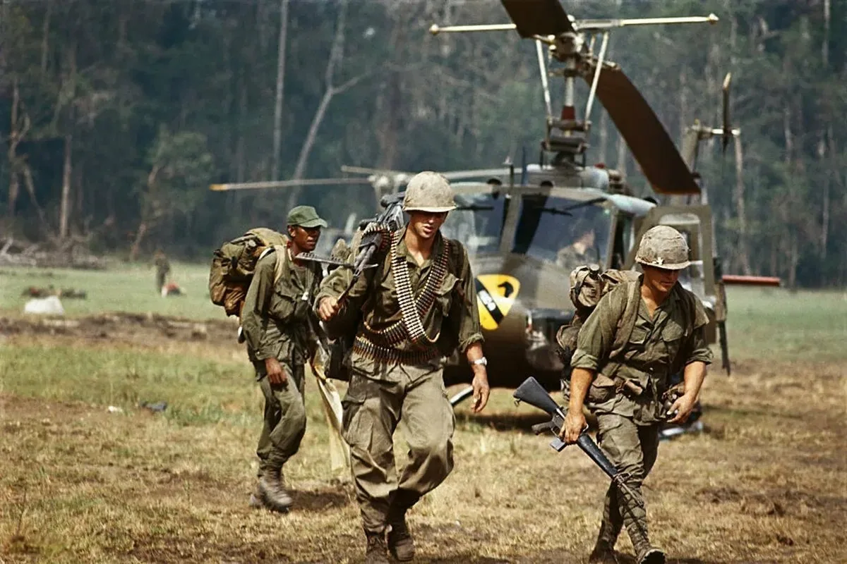  Во Время Вьетнамской войны у американцев не было проблем с военной техникой, которая по обыкновению оказывается в недостатке, они напротив столкнулись с нехваткой военных.-2