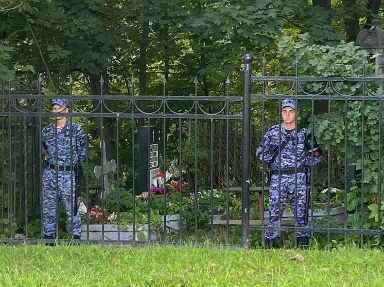     Оцепление у Пороховского кладбища было выставлено по всему периметру. / Ирина Боброва