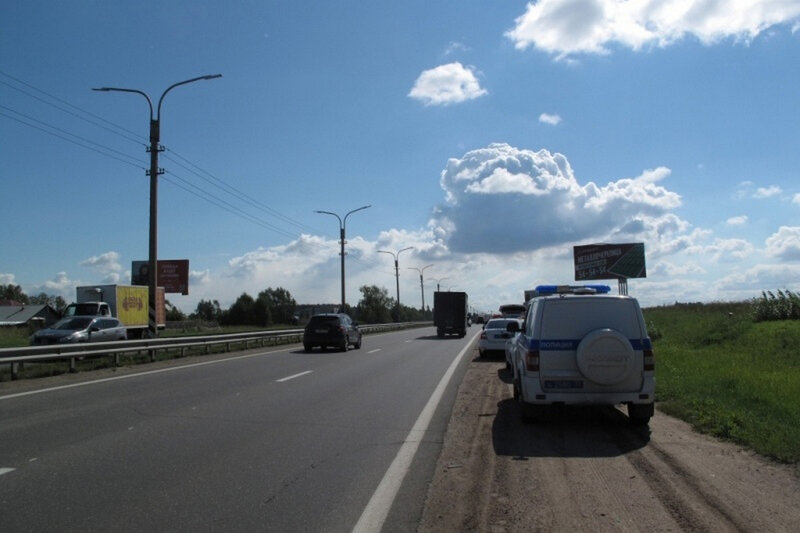    Автомобиль "Киа" инспекторы ДПС остановили на подъезде к городу. Во время осмотра машины пассажир выбросил в траву пакет. 9