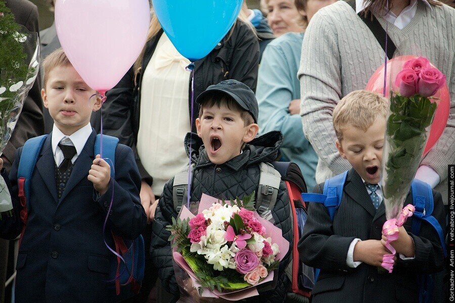 Новый учебный год в россии. 1 Сентября дети зевают. Школьники 1 сентября. Зевающий первоклассник. Мальчик на 1 сентября.