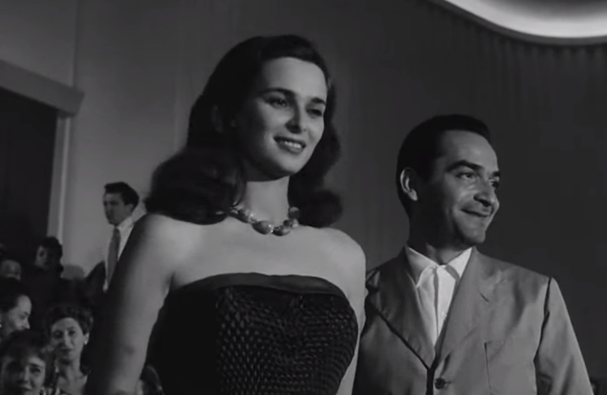 Кадр из фильма "Дама без камелий": новая кинозвезда и её муж-продюсер на премьере нового фильма. В роли кинозвезды Лючия Бозе в роли продюсера Андреа Кекки