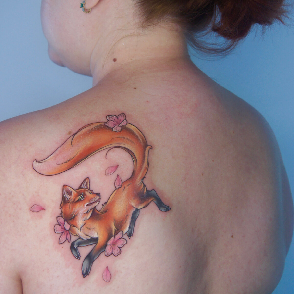 Татуировка выполнена Марией Павлюченко, мастером тату-студии «KOKOSSTUDIO»