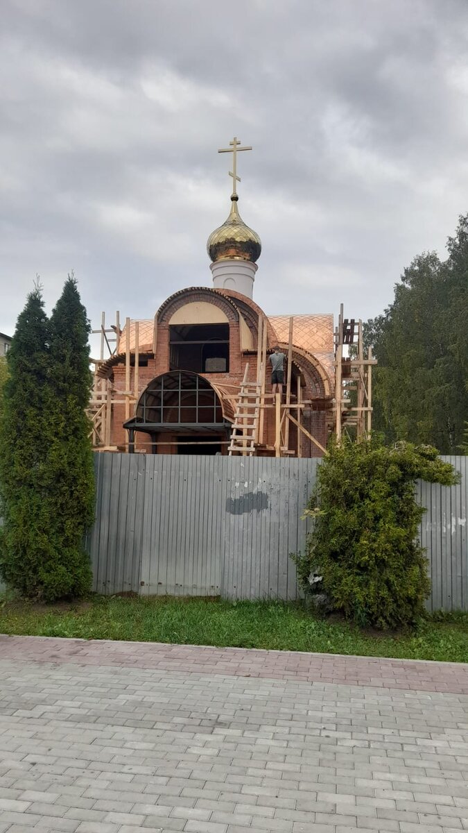 Это часовню строят в парке где я с собакой гуляю. Чего там только уже нет. Фото моё
