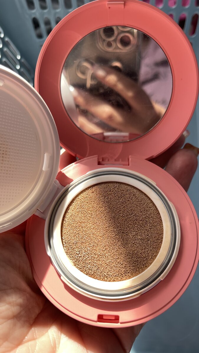 Тональная основа представлена в трёх вариациях:

– 1.0 Ivory;

– 3.0 Fair;

– 4.0 Medium.

Это позволяет подобрать наиболее подходящий под цвет кожи оттенок. Также присутствуют сменные блоки для кушона "1.0 Ivory".

Тональная основа-кушон от Chupa Chups поставляется в компактном и прочном футляре, объём средства в котором составляет 14 г.

