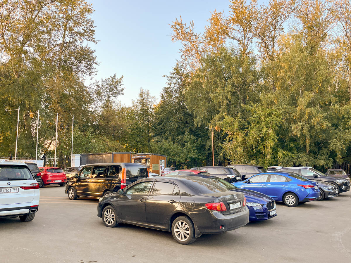 Стоянка перед входом в Кусково. Все фотографии в статье мои