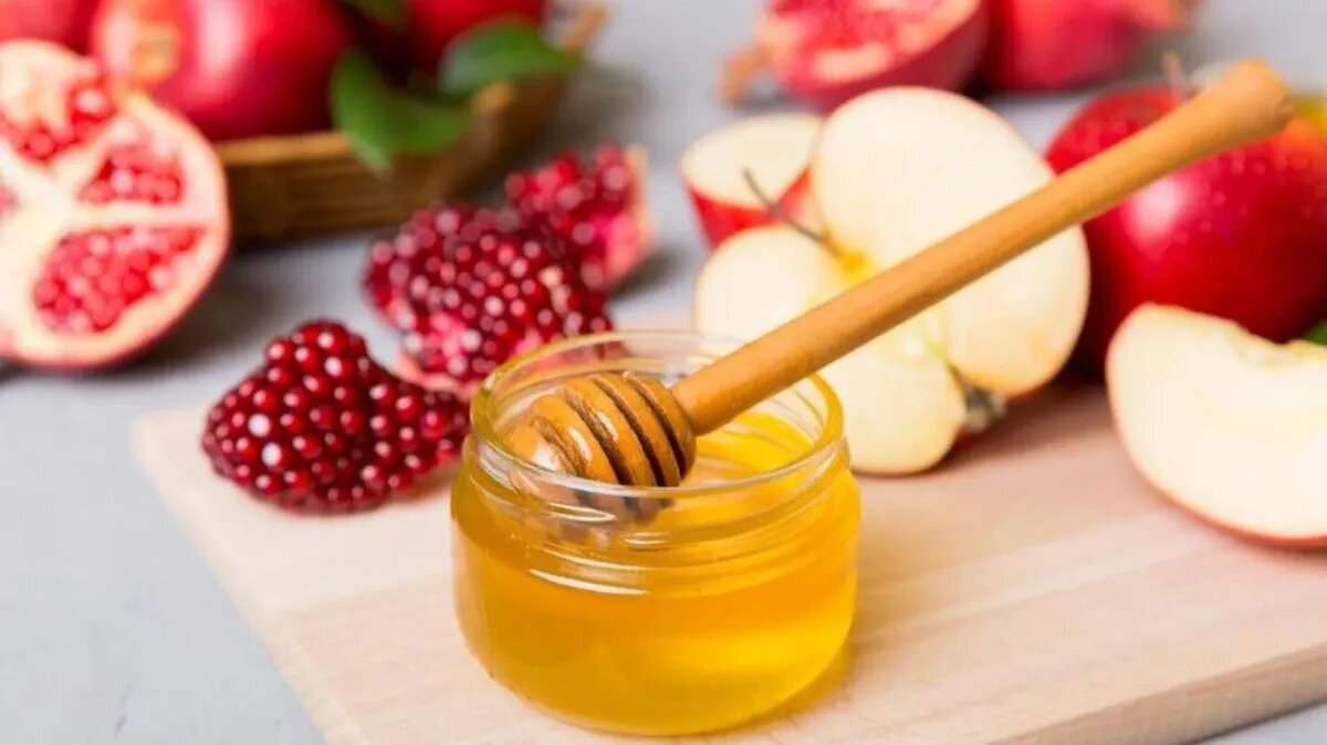 Символы Рош ха-Шана: яблоки, мед и гранаты. Фото: shutterstock