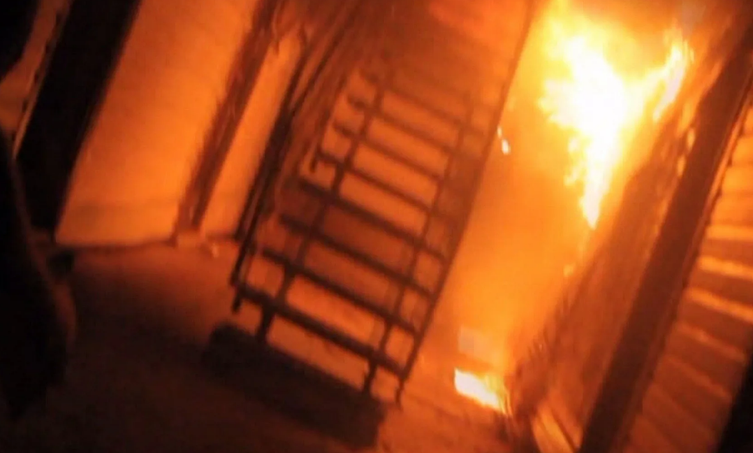 Видео пожара внутри. Внутри горящего дома. Пожар внутри здания. Сгоревший дом внутри. Горящие здание внутри.