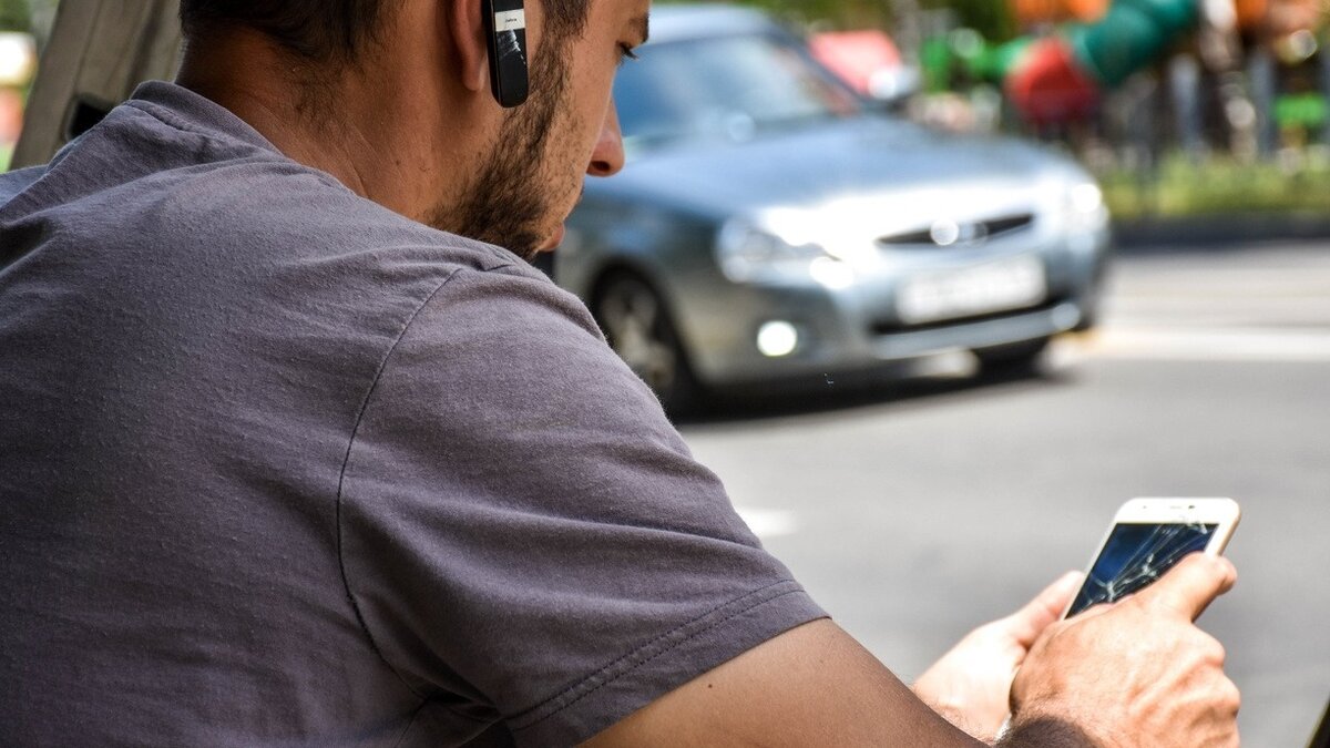     «Большой четвёрке» операторов сотовой связи в России направлены предупреждения от Федеральной антимонопольной службы. От них требуют отмены платы за раздачу мобильного интернета.