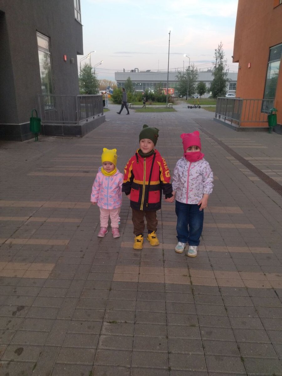 Бабушка подарила им шапки и шарфики) 