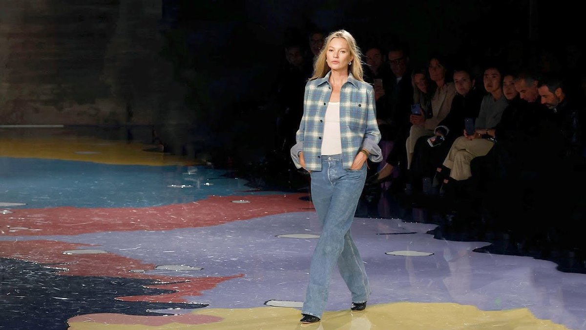 Bottega Veneta: поддельные здесь не только джинсы, но и рубашка. На самом деле это кожа.