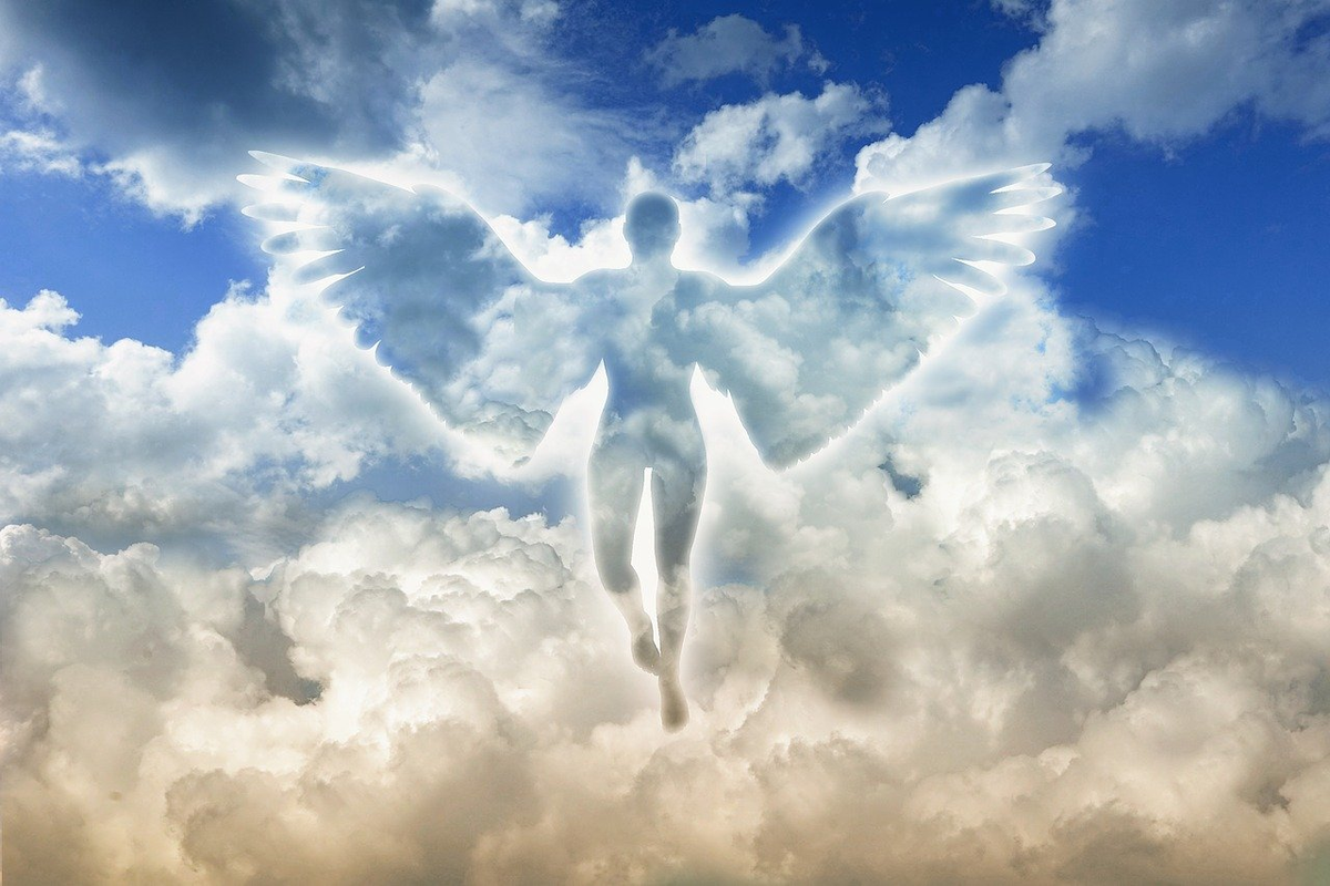 Какой небеса полетел. Ангел в небесах. Ангел в небе. Ангел на облаке. Небесные ангелы.