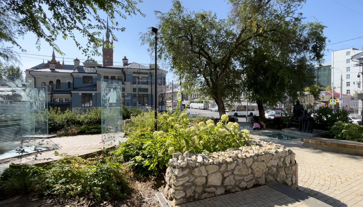 Напротив Аксаковского сквера - музей модерна.