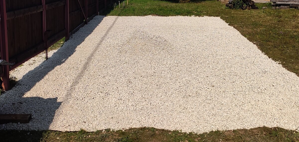 Площадка для стоянки машины из щебня (фото из архива автора)