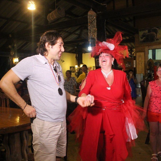 Мы живём в мире где 8 миллиардов человек , у всех свои амбиции , мечты , мнения . Мы боимся критики , боимся быть не понятыми .
В 2014 году я участвовала в конкурсе "В отпуск с Андреем Малаховым ".
Эмоциям моим не было придела ,мне хотелось орать на весь город что Я , именно ,Я стала тем счастливчиком который выиграл путевку из 35 000 человек .
Поездка была незабываемой , очень интересной и яркой : завтрак у морских цыган ,тайский массаж,озеро Чео Лан ,манговые заросли, катание на слонах .
Андрей Малахов классный мужчина , очень образованный и весёлый .
Там я встретила новых друзей с которыми общаемся по сей день , расставаться не хотелось , это было целым приключением которое я запомню на всю жизнь !
