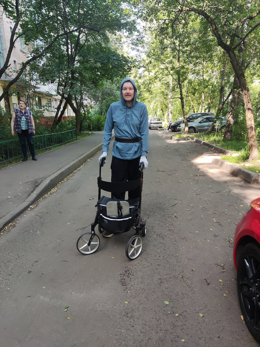 На заднем фоне предположительно работница управы, ожидающая трактора с землёй, которую потом разбрасывала по клумбам рядом с моим подъездом 