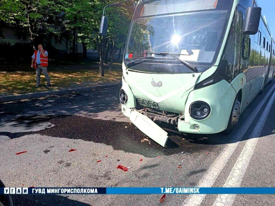 В Минске троллейбус собрал «паровоз» из легковушек — несколько пассажиров в больнице — Видео