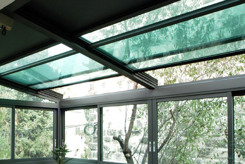 Межстекольный профиль для стекла 10 мм. Стык стекла. Трехкамерный стеклопакет формула. Угловой зажимной профиль для стекла. Алюминиевый зимний сад шуко.