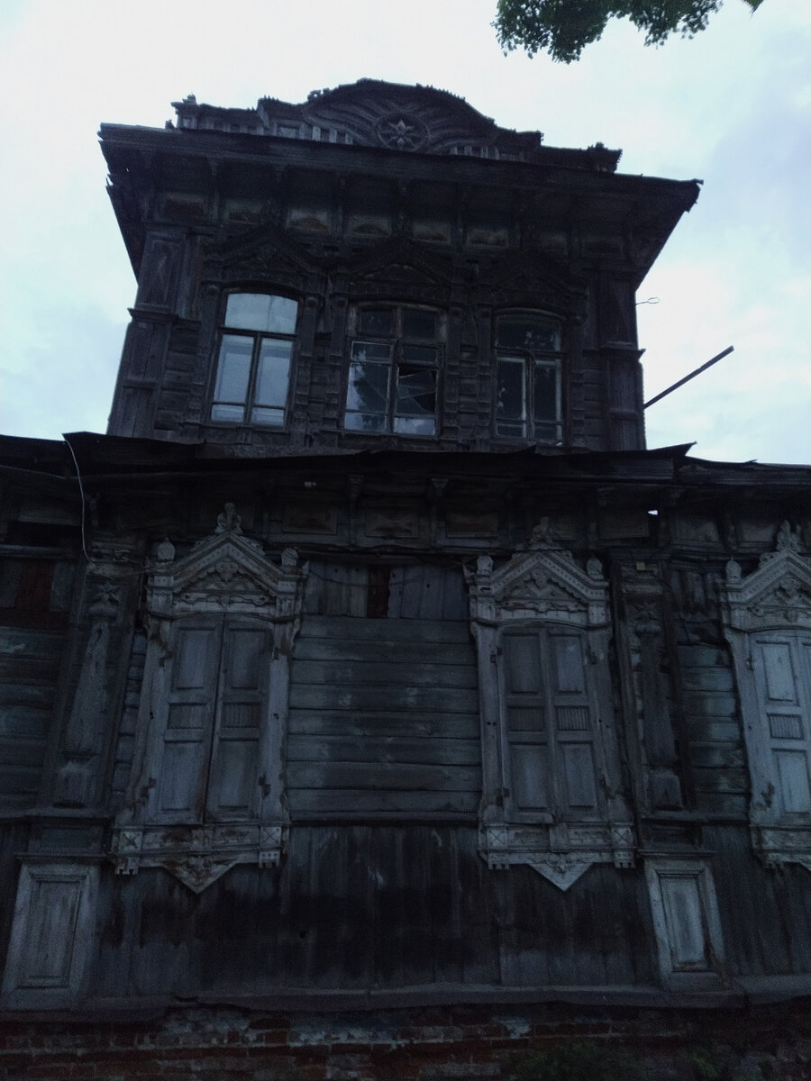 Фото: Удивительный АльбОМСК. Время съёмки 22:30, но камера телефона осветляет небо