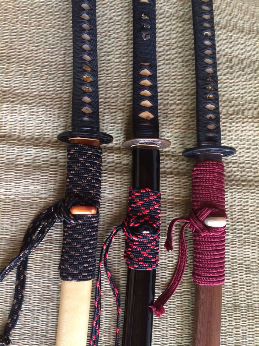 Фото из открытых источников. Варианты шнура Сагэо на ножнах