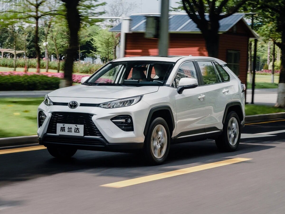     Toyota Wildlander отличается от RAV4 серьёзно изменённой передней частью