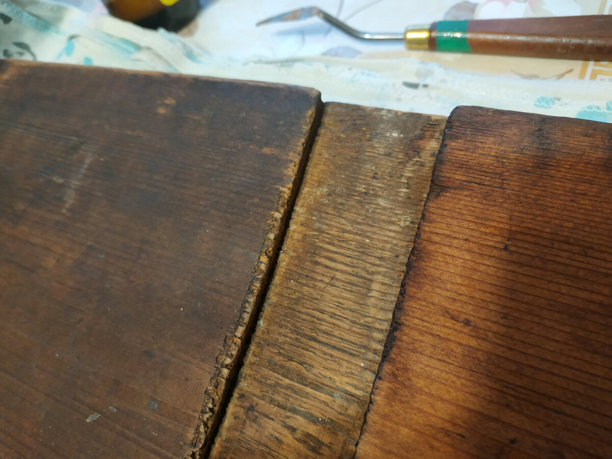 Справа - поверхность доски расчищена от загрязнений.