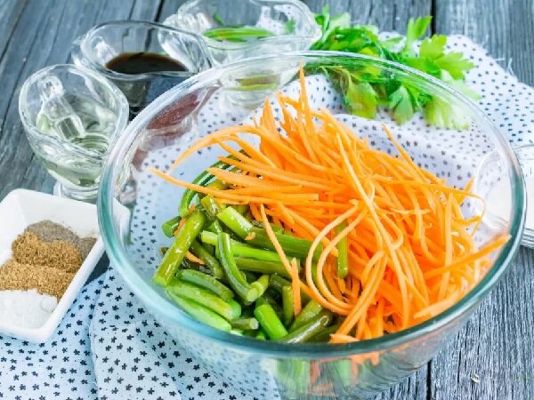 Жареные чесночные стрелки — рецепт, который замечательно обогатит ваше летнее меню полезными и вкусными овощами.-6
